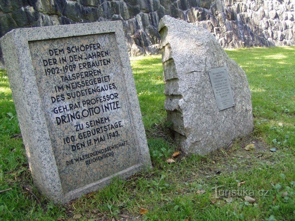 Пам'ятник інженеру Отто Інцу в Яблонці-над-Нісою