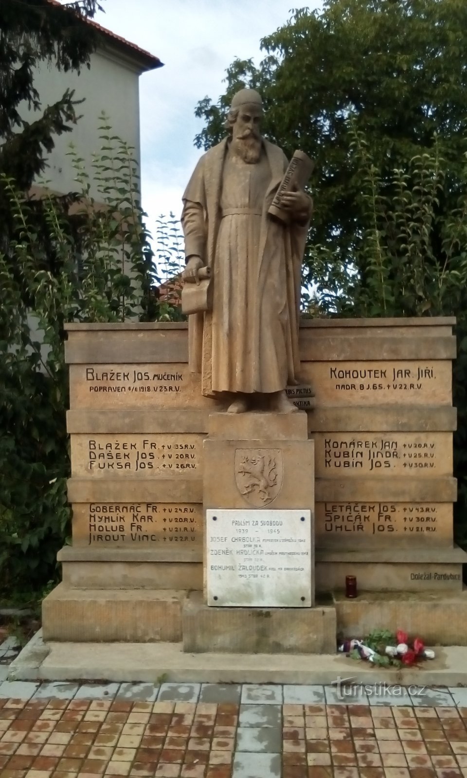 Monument till JAKomenský och 15 stupade i första världskriget i Mnětice