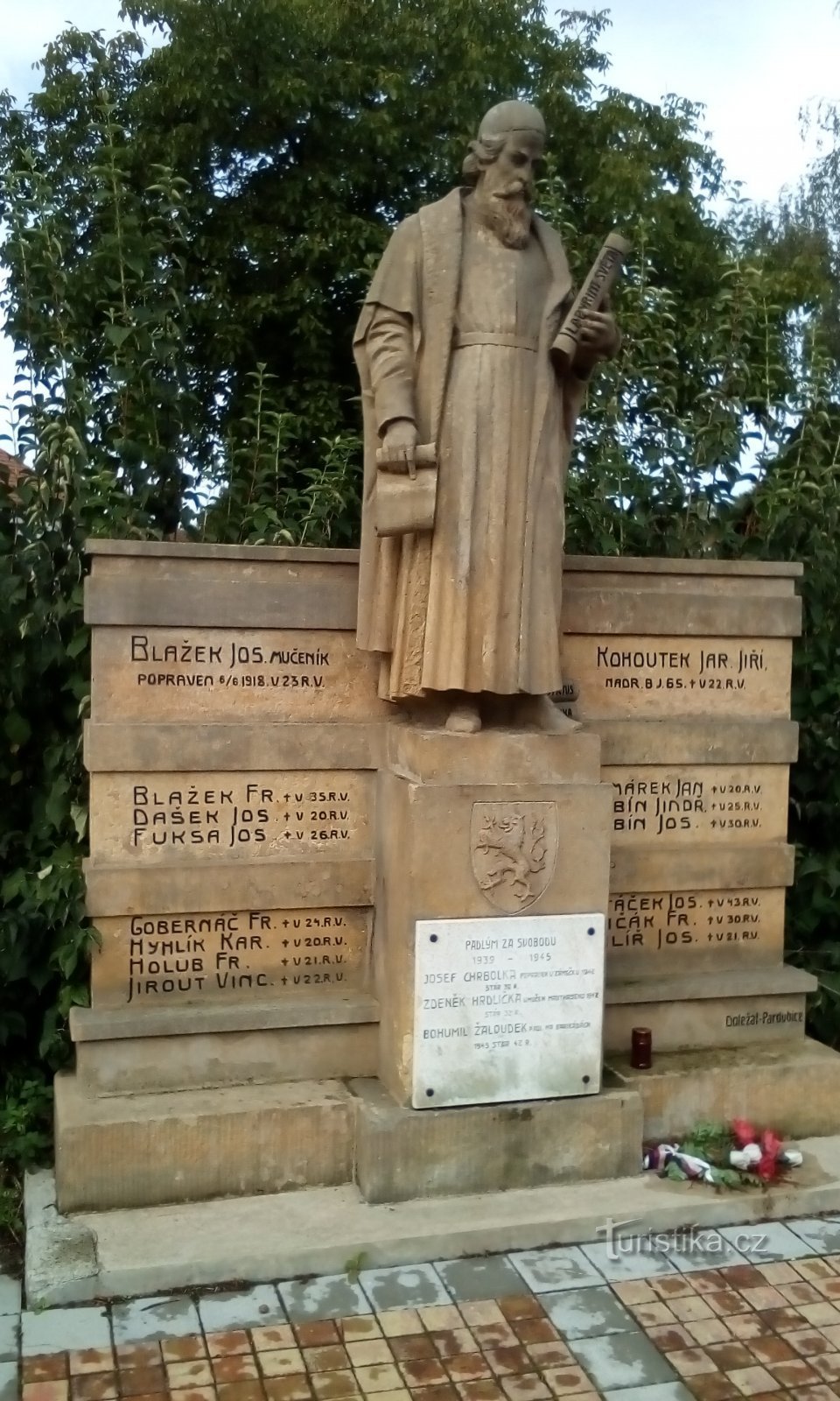 Monument voor JAKomenský en 15 gevallenen in de Eerste Wereldoorlog in Mnětice