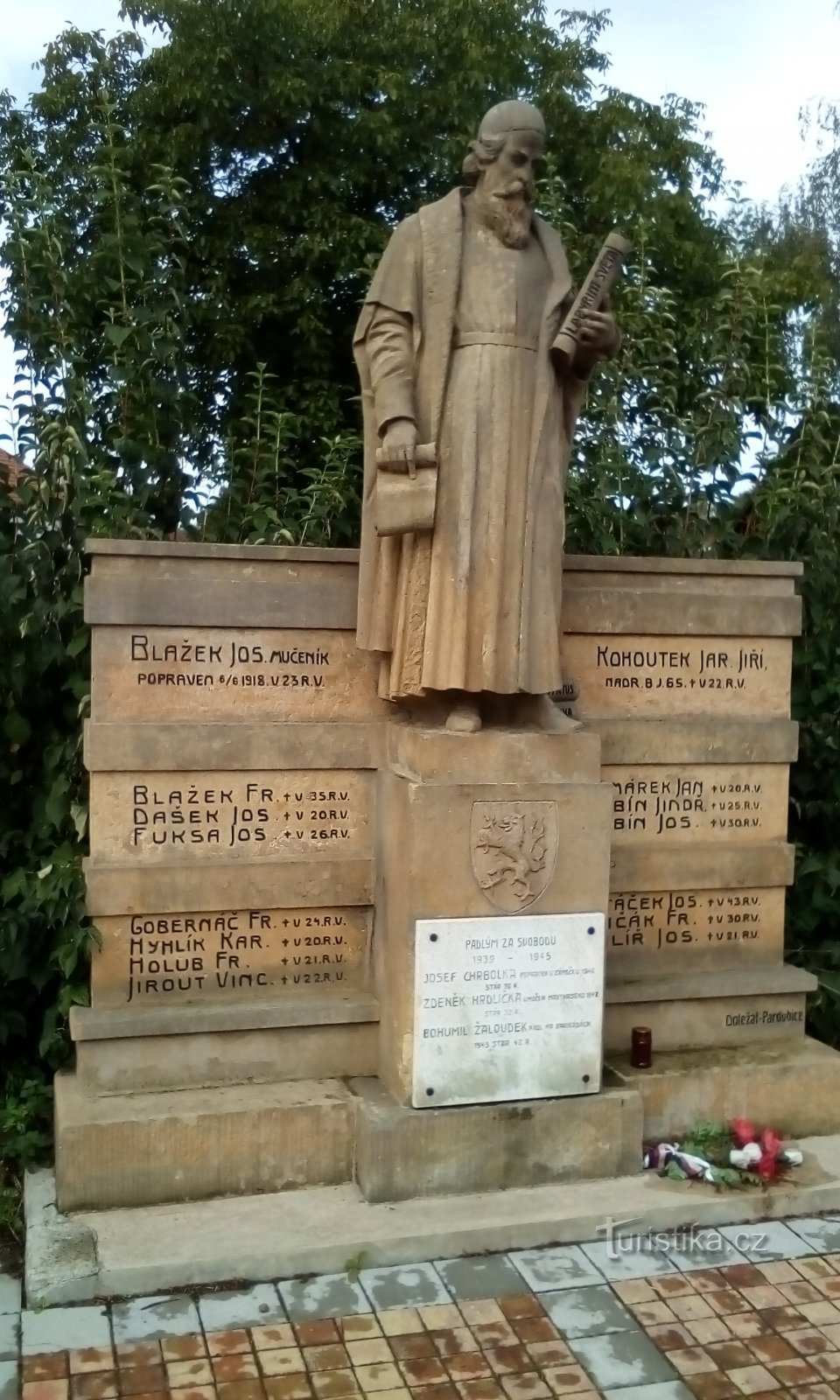 Monument à JAKomenský et aux 15 morts de la Première Guerre mondiale à Mnětice