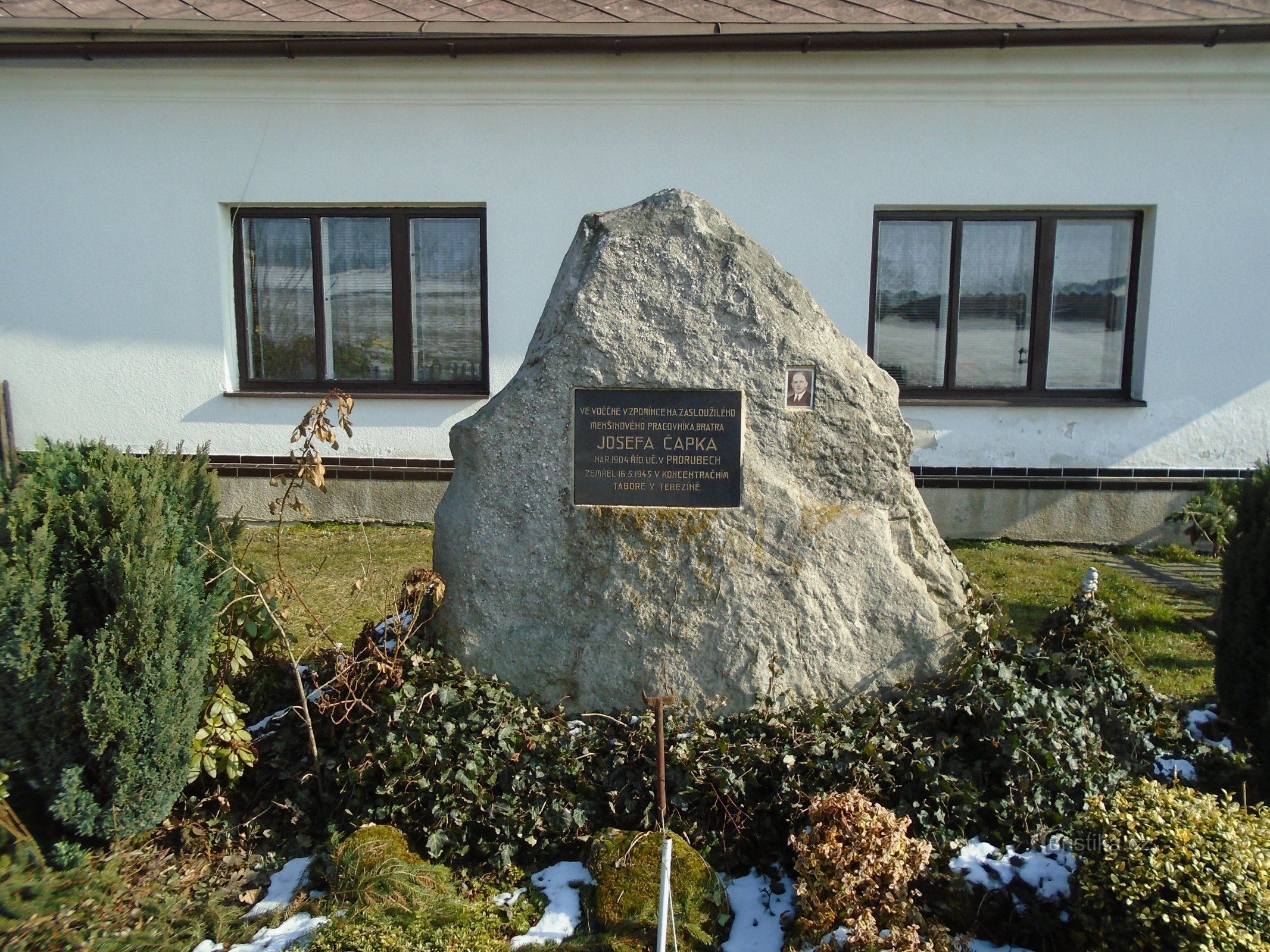 Monumento a J. Čapek davanti al n. 24 (Curuby)