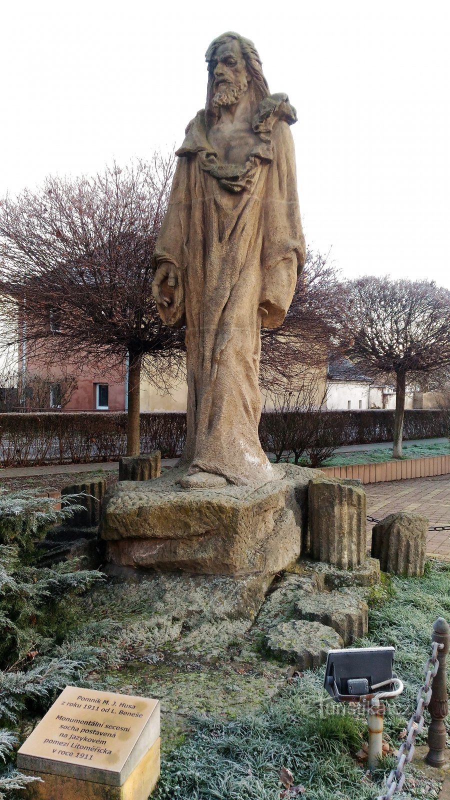 Monumentul lui Jan Hus în Bohušovice nad Ohří.