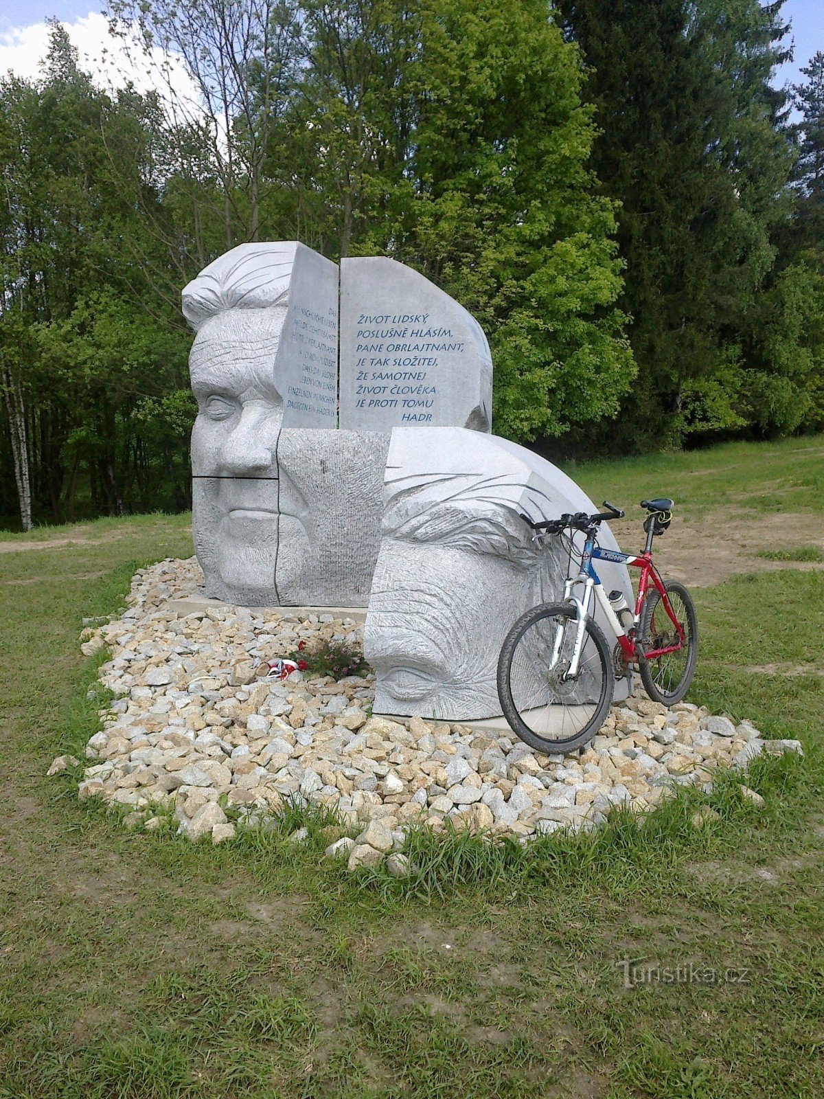 Monument à Jaroslav Hašek près de Lipnicí.