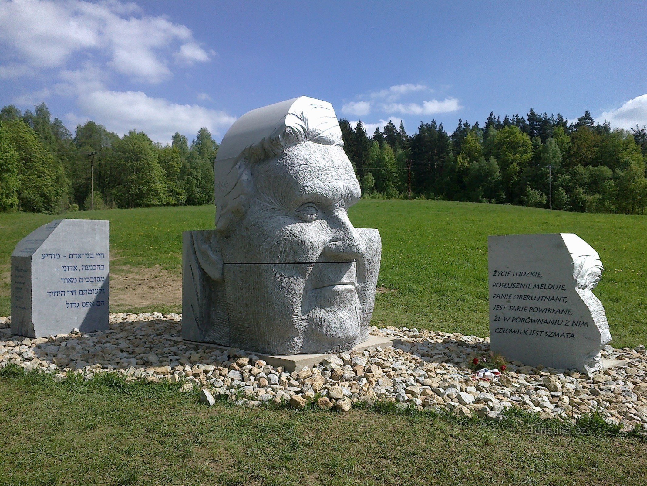 Monument till Jaroslav Hašek nära Lipnicí.