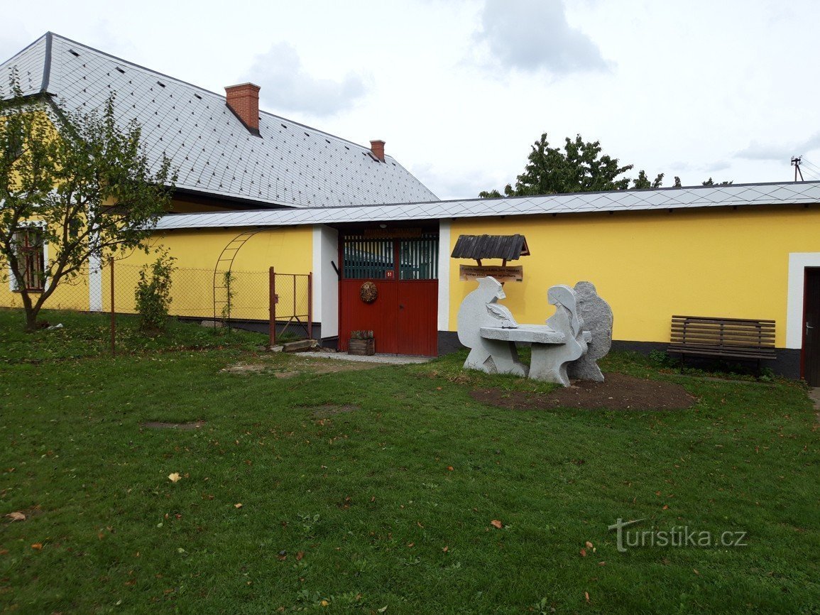 Denkmal für Jára Cimrman, ohne Axt, aber mit Hufeisen im Dorf Svatý Kříž