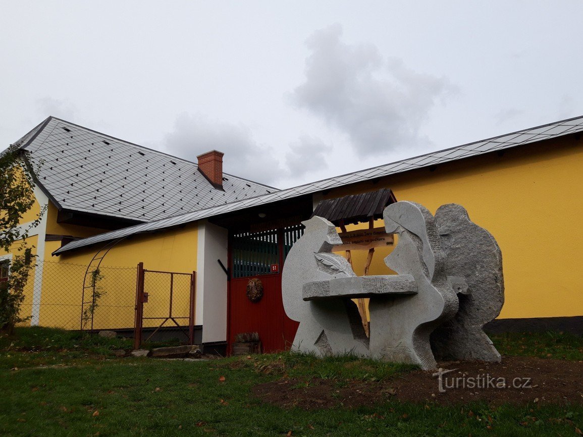 Jára Cimrmanin muistomerkki, ilman kirvestä, mutta hevosenkengällä Svatý Křížin kylässä