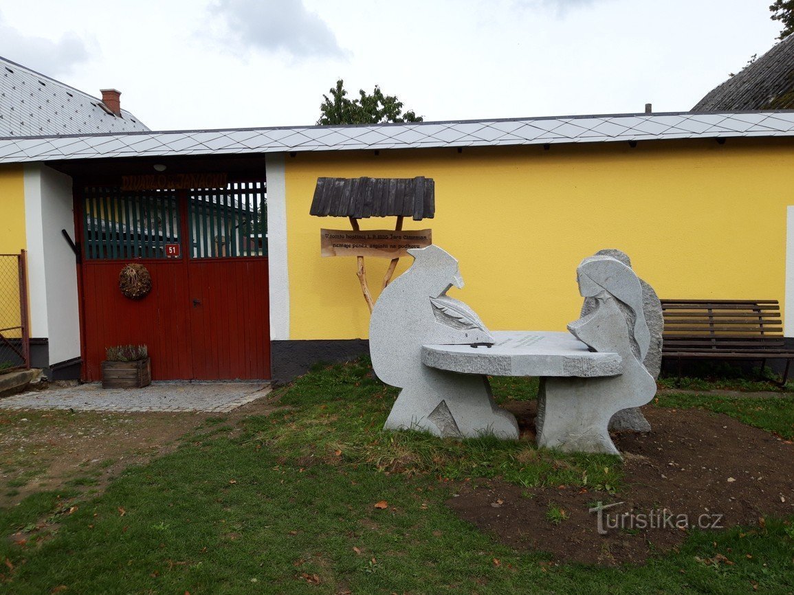 Jára Cimrmanin muistomerkki, ilman kirvestä, mutta hevosenkengällä Svatý Křížin kylässä