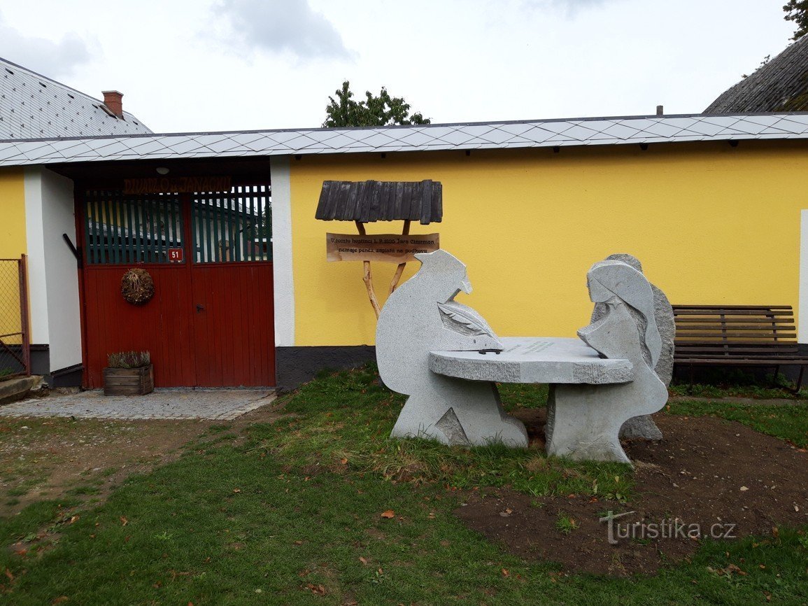 Monumento a Jára Cimrman, sem machado mas com ferradura na aldeia de Svatý Kříž