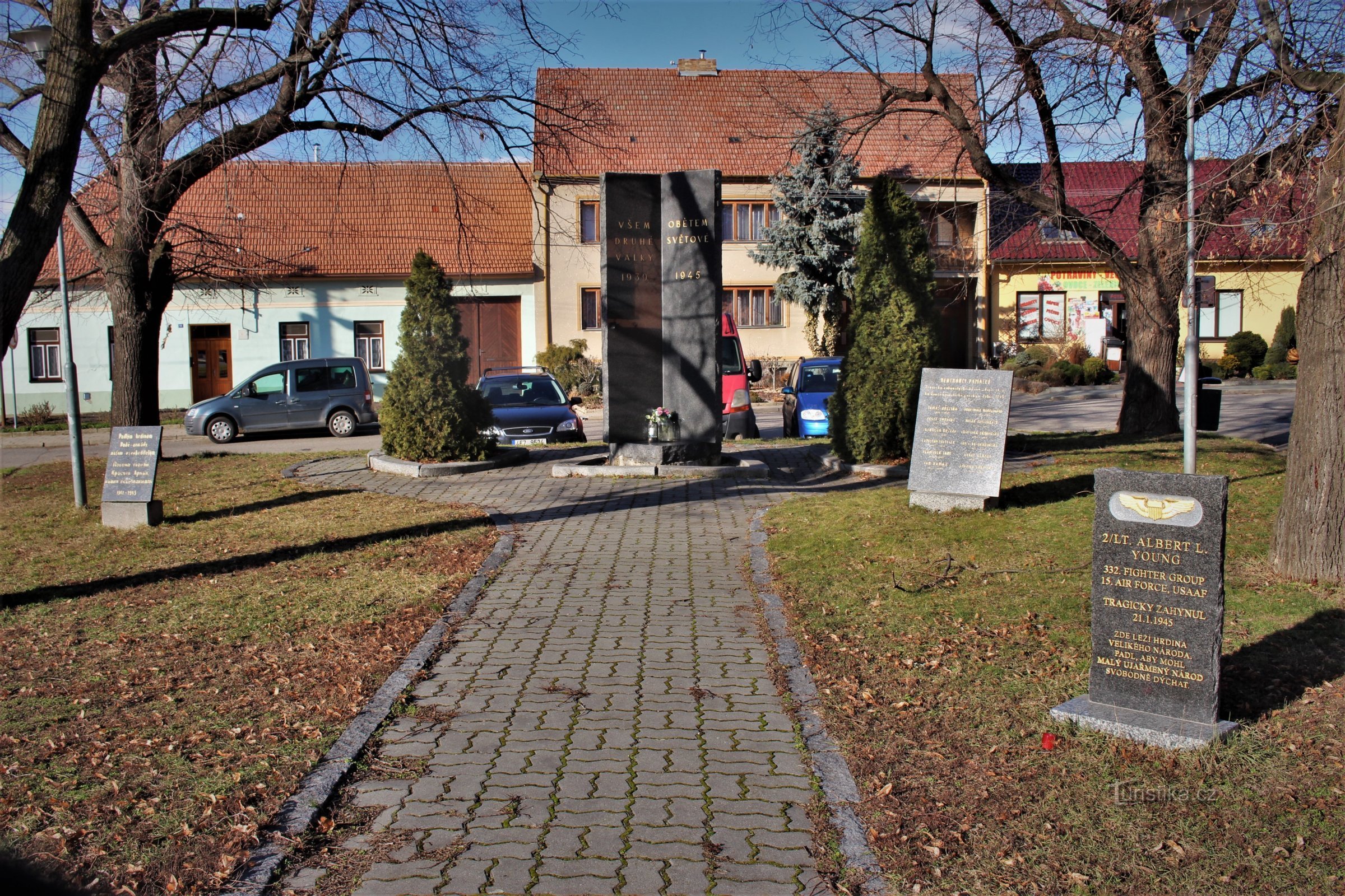 Pomnik jest częścią miejsca kultu na Náměstí Svobody w centrum wsi