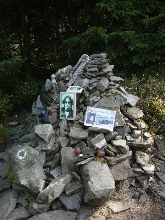 pomník Johna Lennona na Smrku