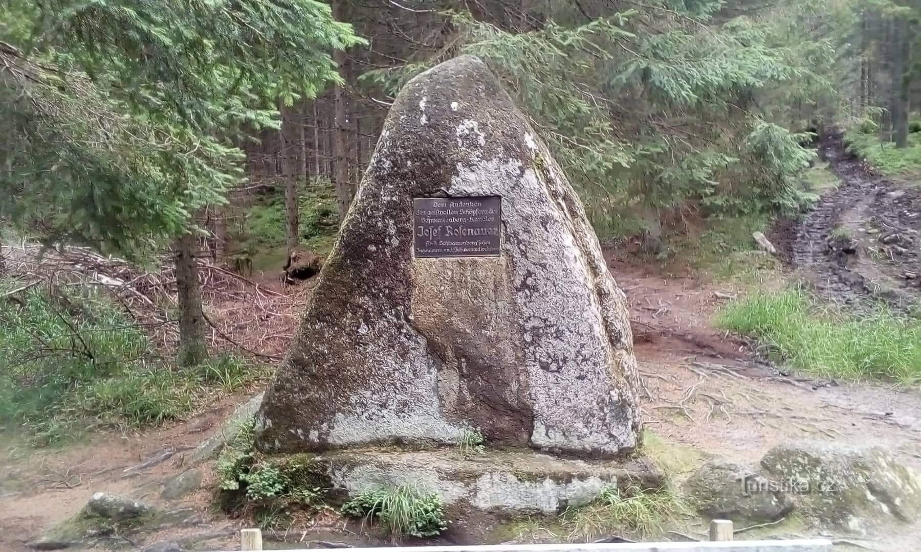 Spomenik Josefu Rosenauerju v Šumavi