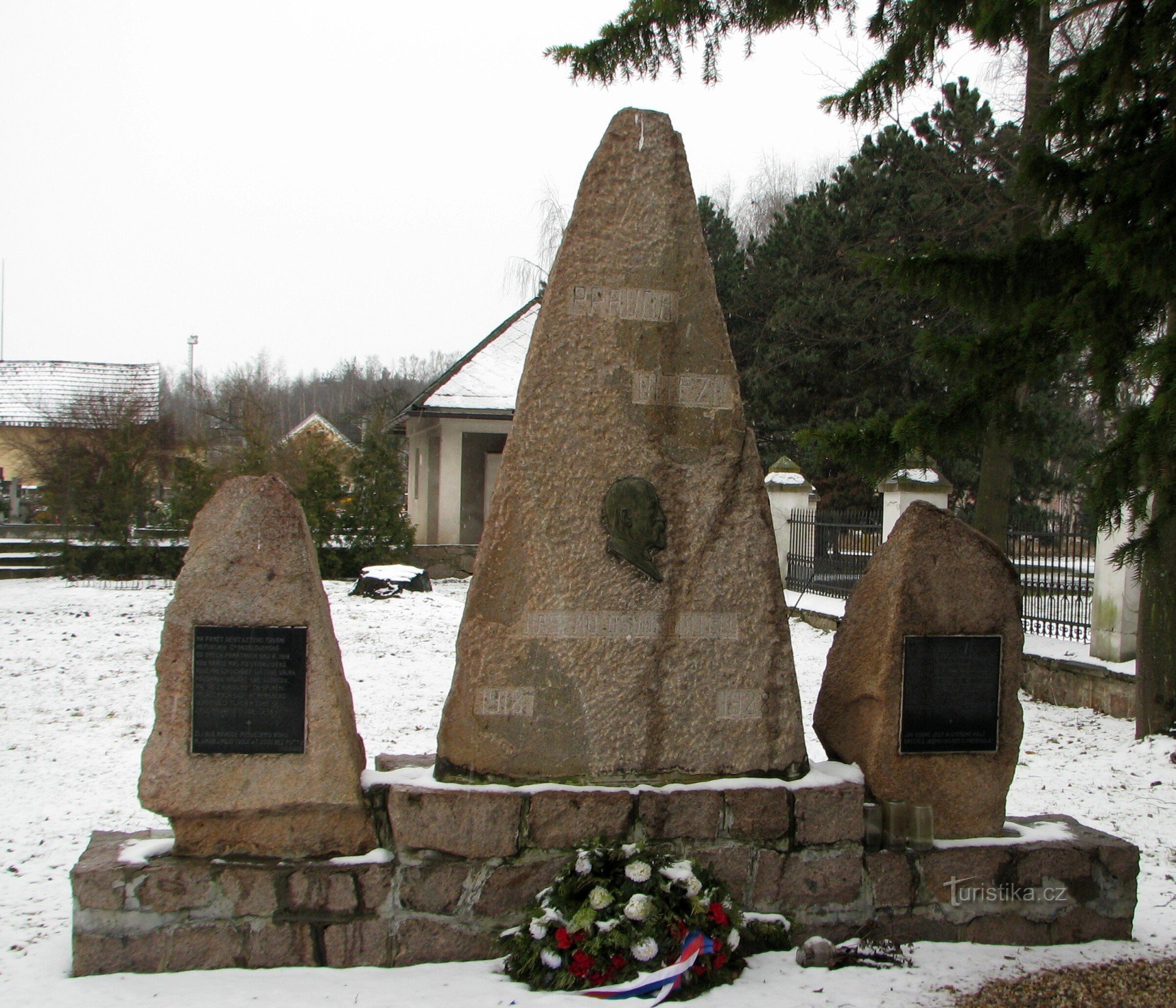 Monumento al 10º aniversario de la creación de Checoslovaquia