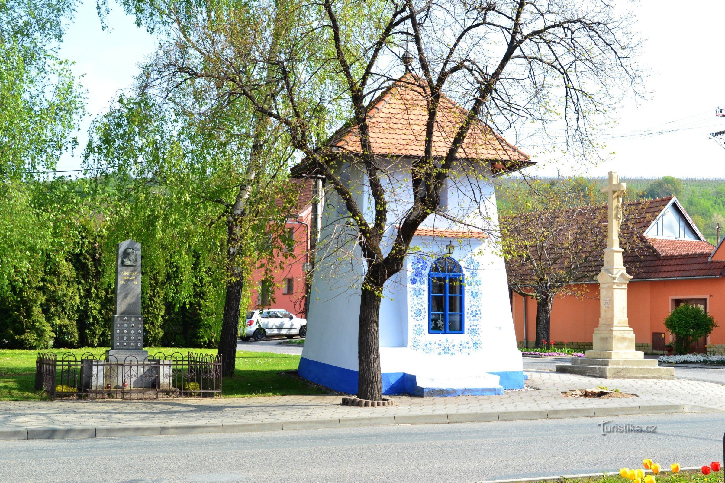 spomenik, kapela in križ