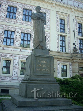 カレル・ハヴリーチェク・ボロフスキーの記念碑