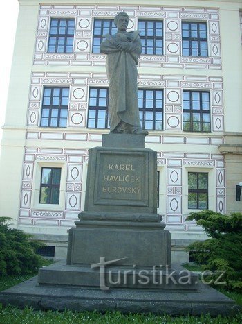 カレル・ハヴリーチェク・ボロフスキーの記念碑