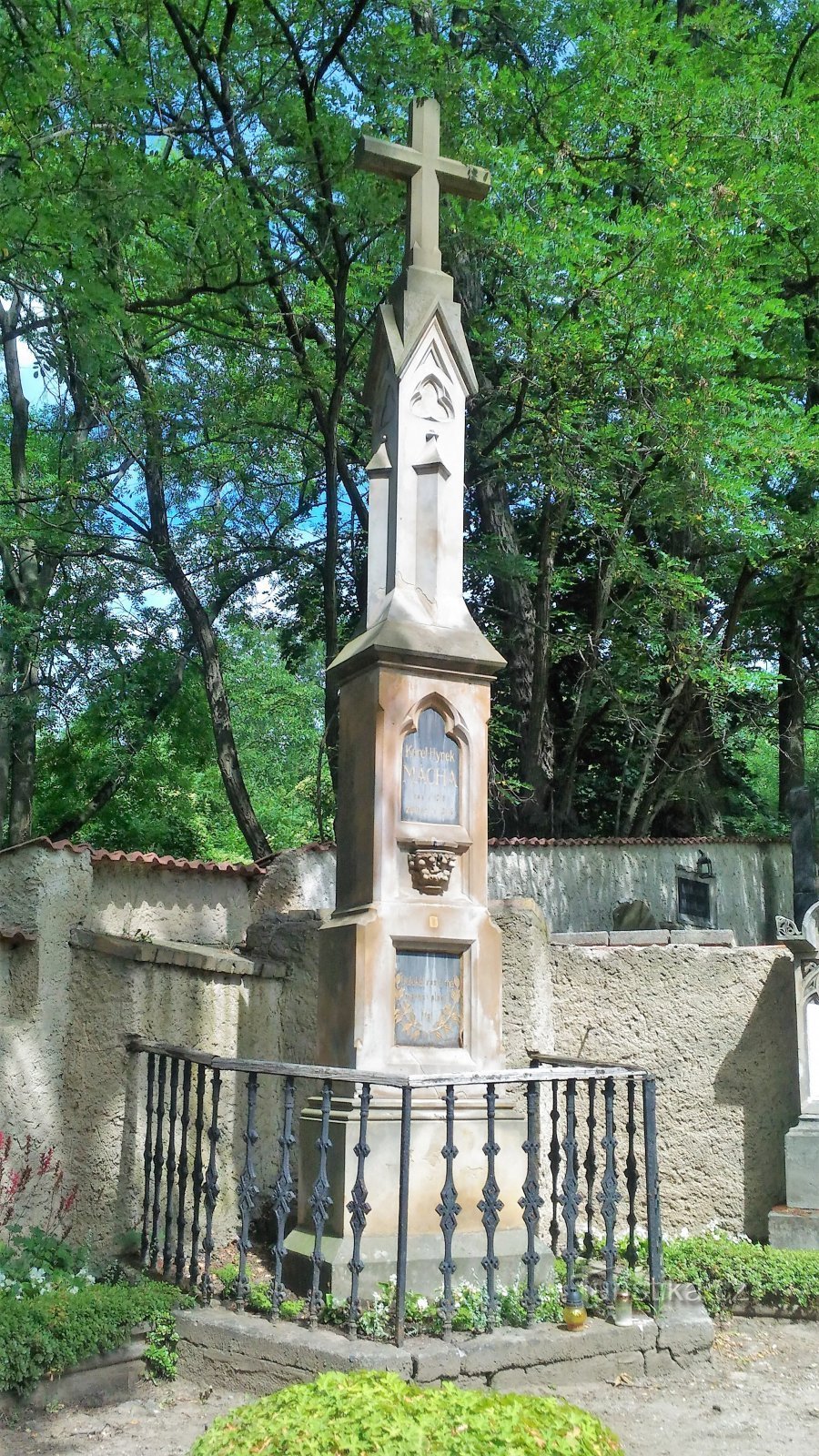 リトムニェジツェのカレル・ヒンク・マーハの記念碑。