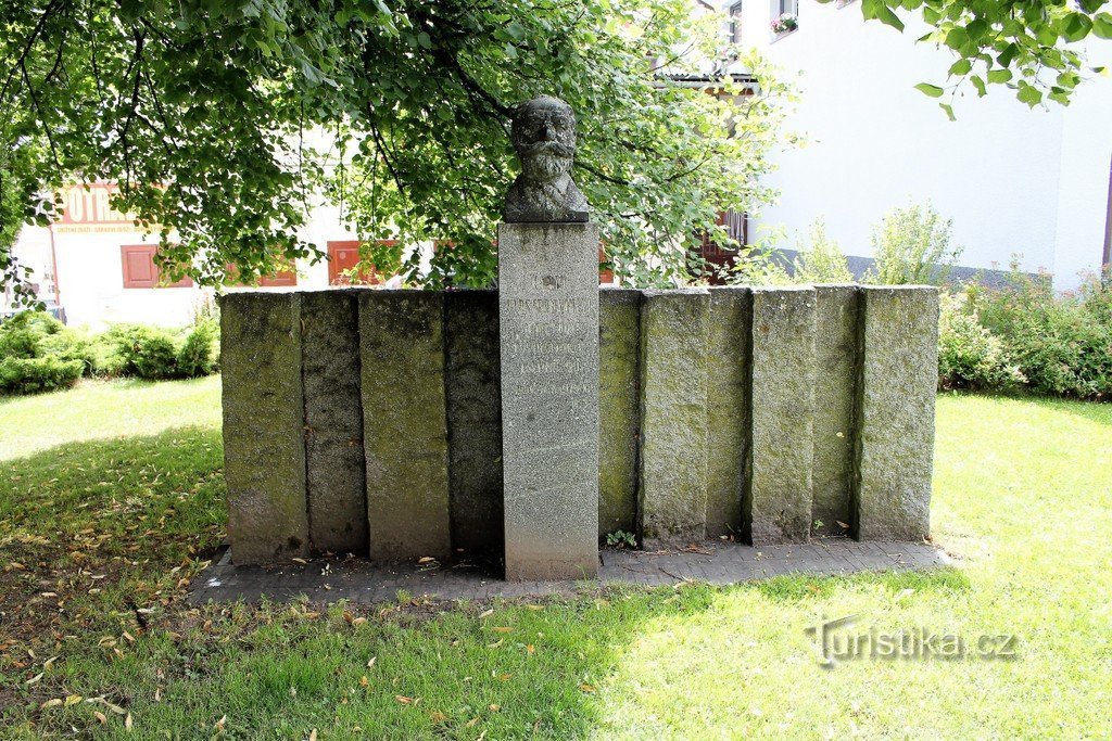 Monumento a Karel Klostermann en Kašperské Hory