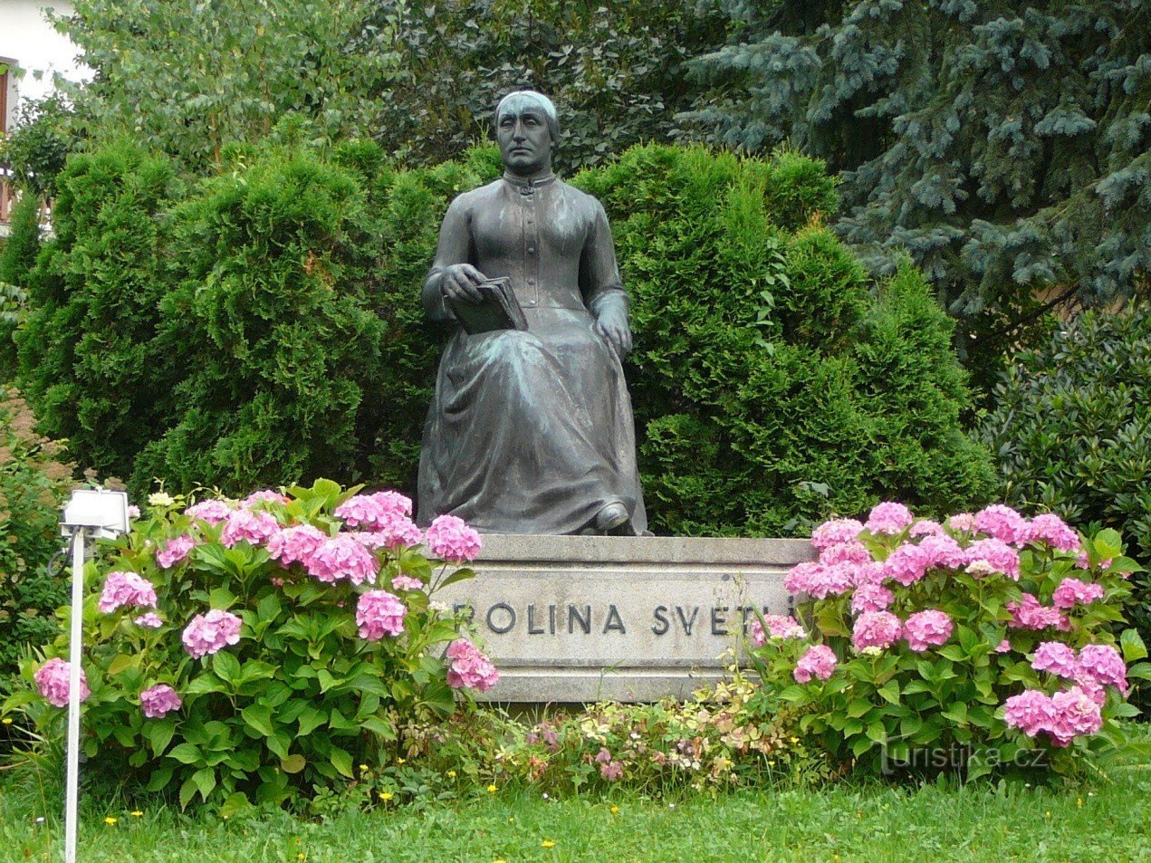 monumentet över Karolina Světlá i Světlá v Podještědí av J.Bílek från 1931