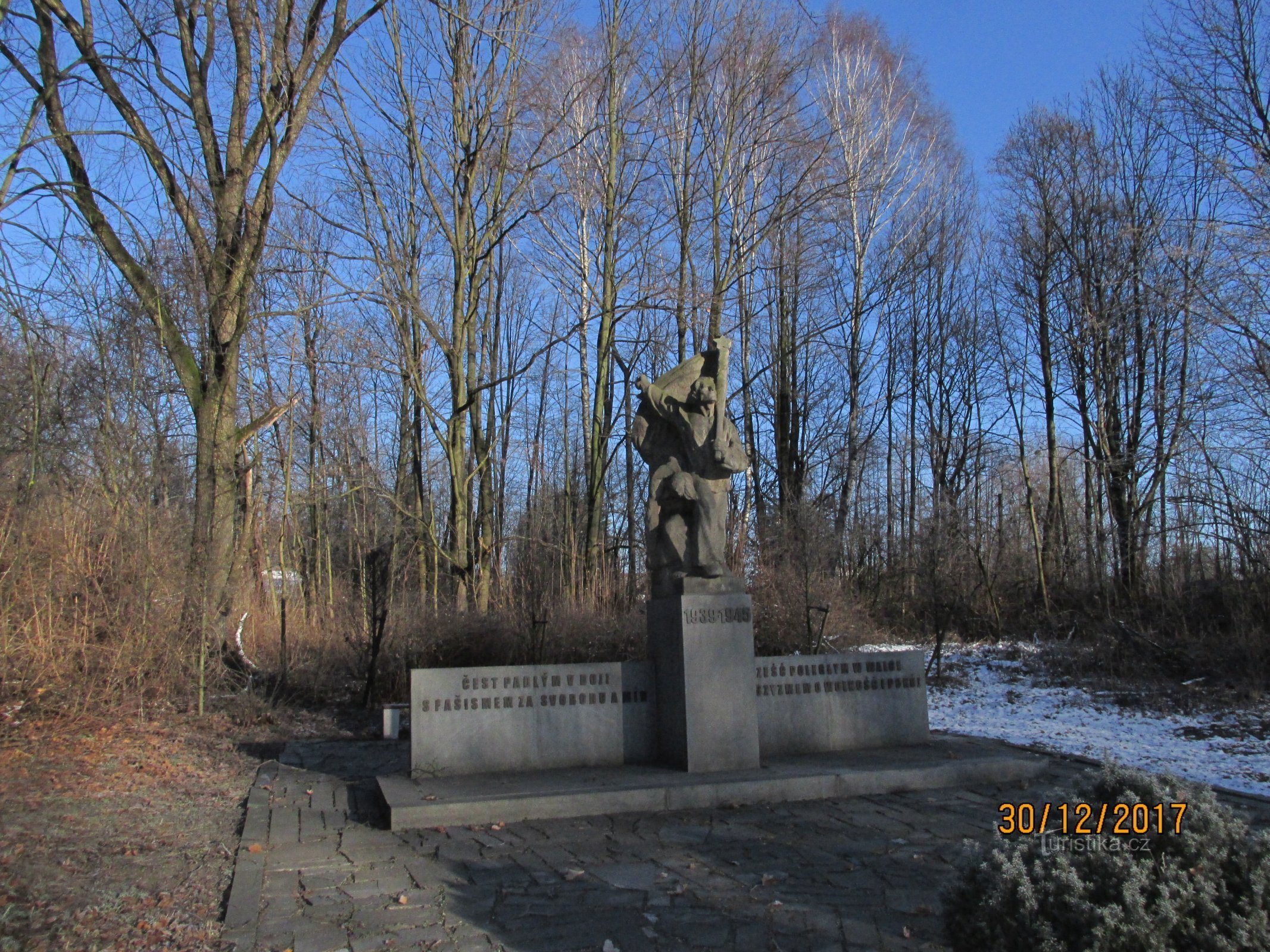 Fasismin Karvinan uhrien muistomerkki Karviná-Dolessa