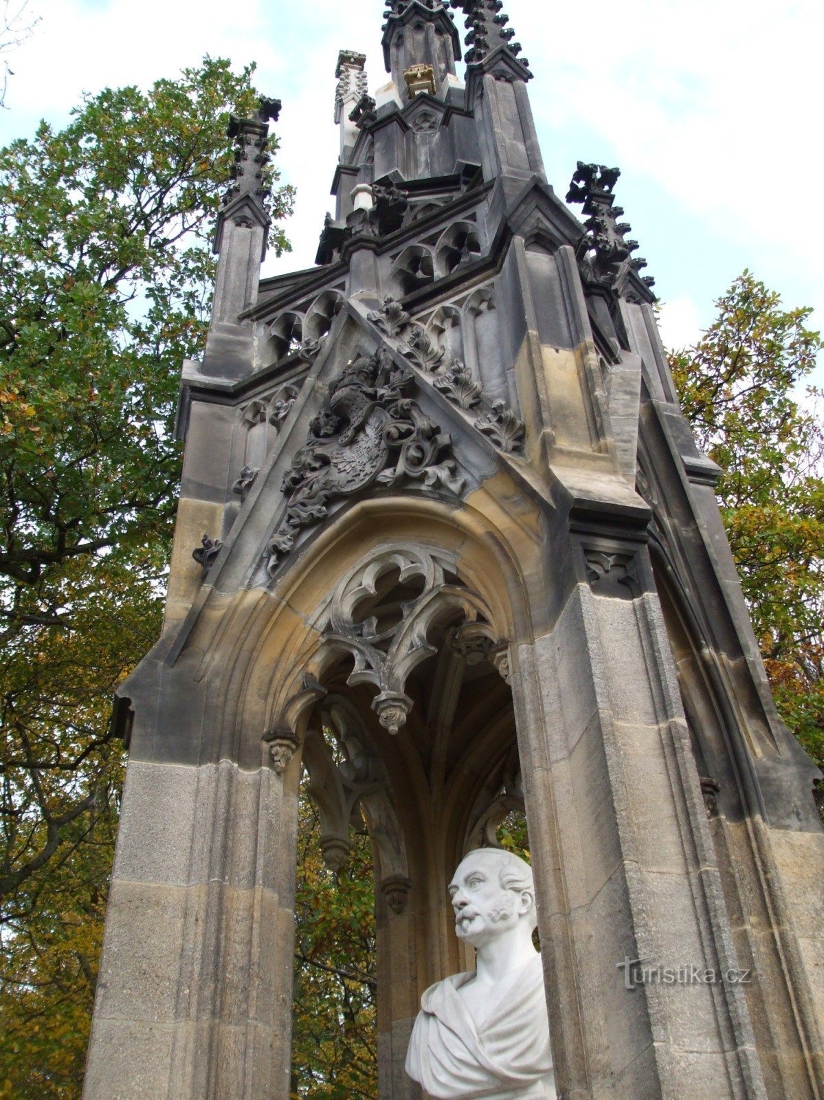 Spomenik princu Karlu Egonu II. iz Fürstenberga v Křivoklátu.