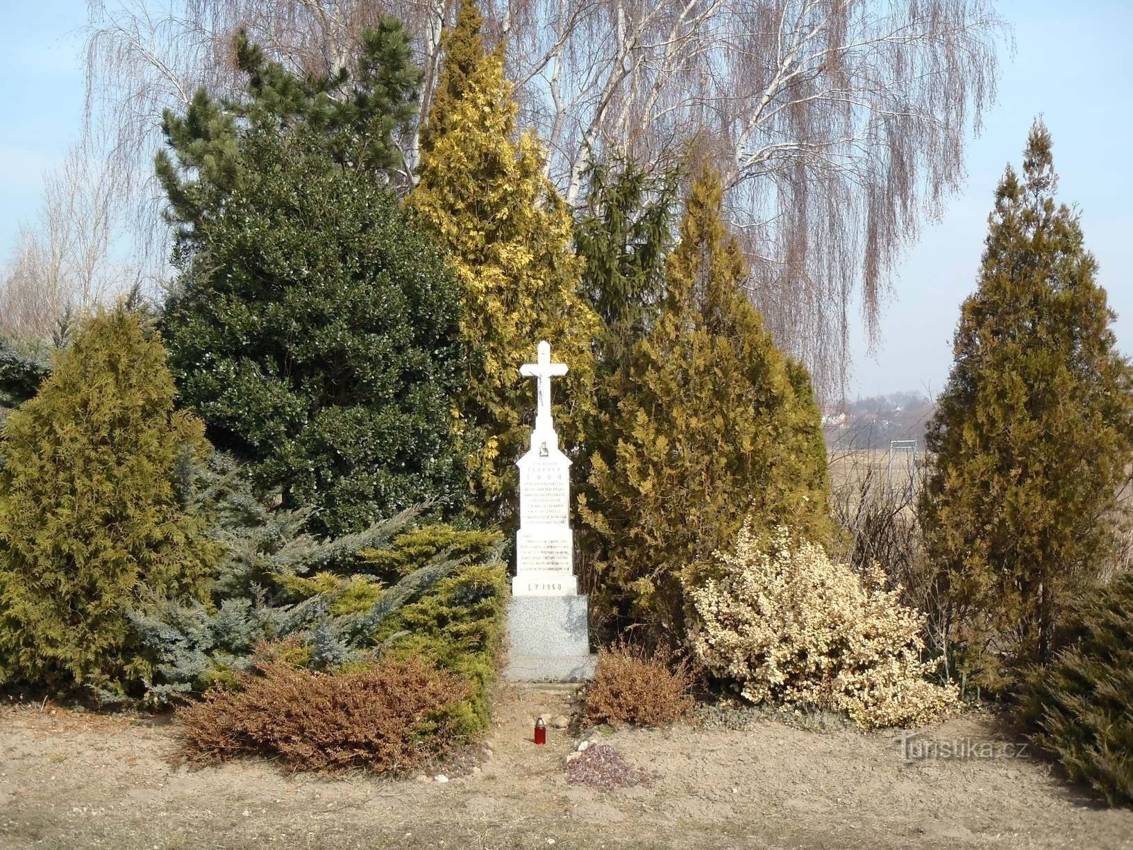 Chrlice の Leopold Šrom の記念碑 - 10.3.2012