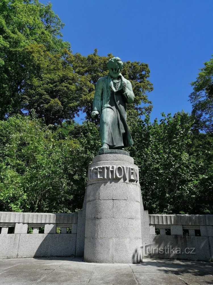ルートヴィヒ・ヴァン・ベートーヴェンの記念碑 - カルロヴィ・ヴァリ