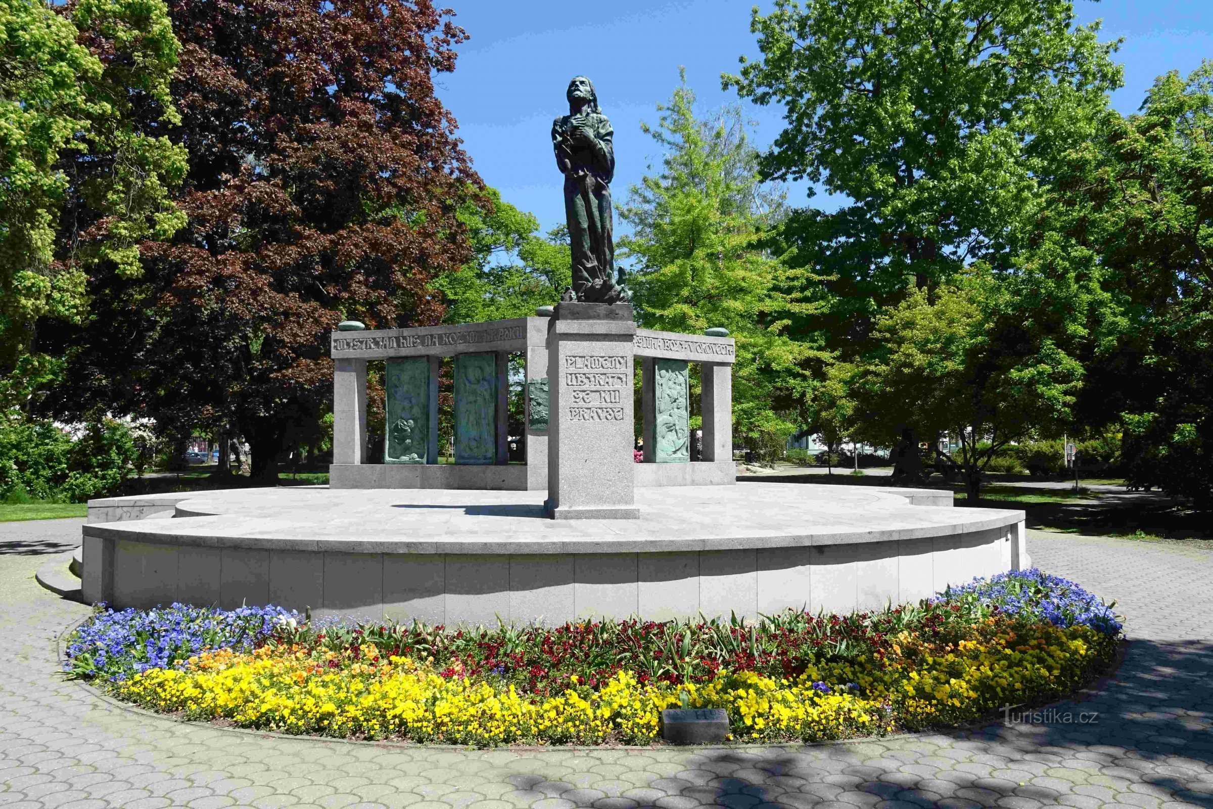 Памятник М. Яну Гусу на площади Гуса