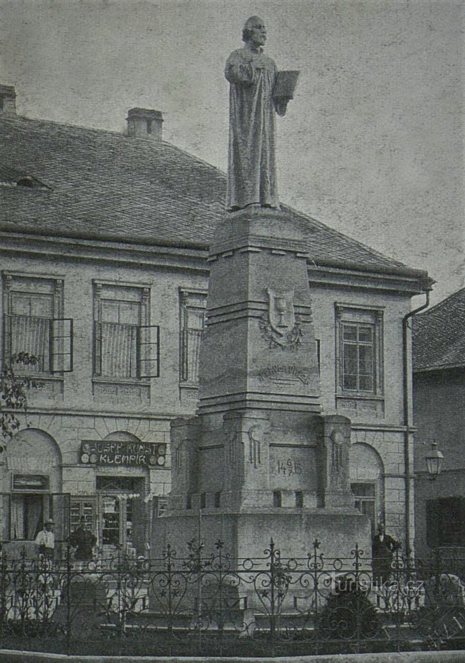 1915 年に Nechanice にある M. Jan Hus の記念碑
