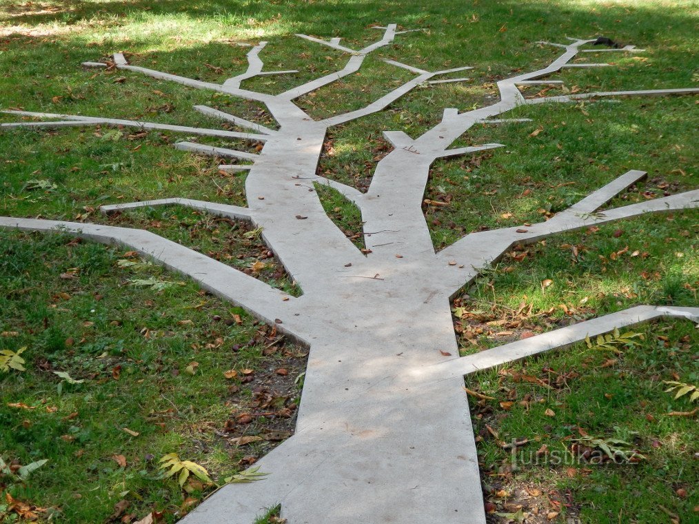 Le monument de Max van der Stoel est l'ombre concrète d'un arbre mature