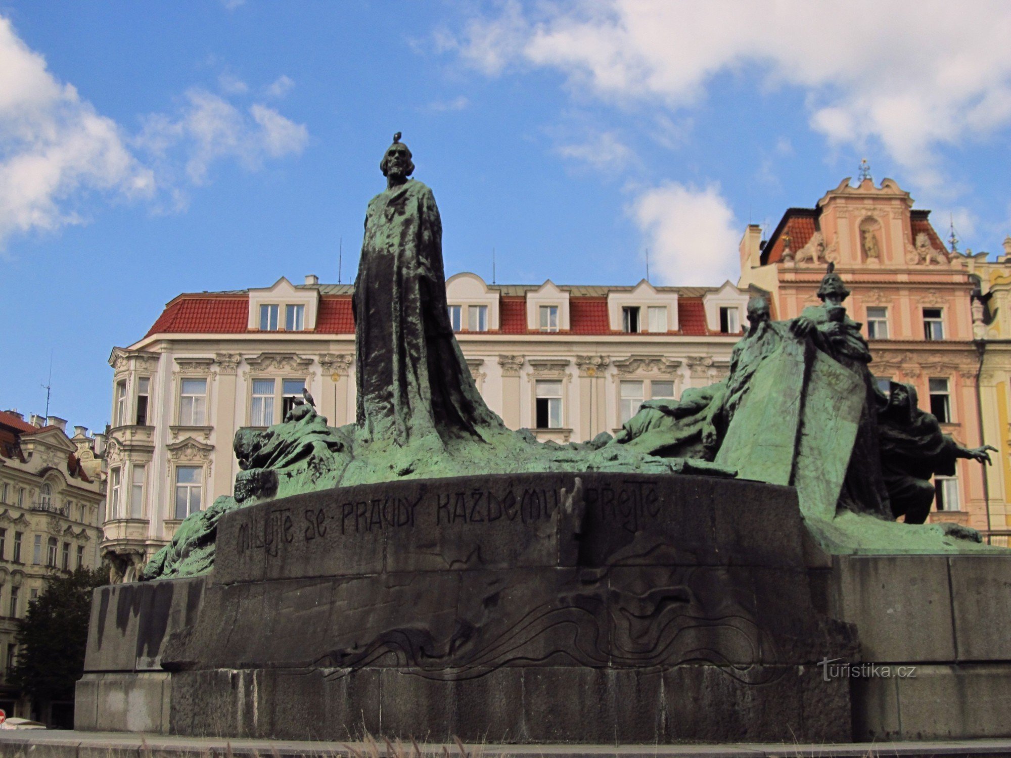 Monument till mästaren Jan Hus på Gamla Stans torg i Prag
