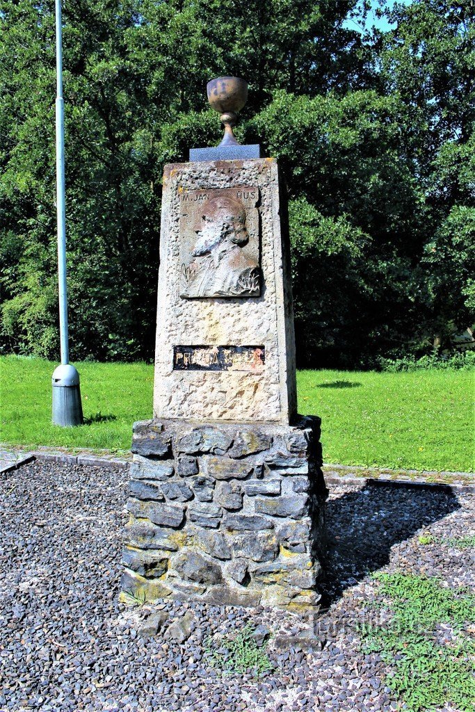 Monumento al maestro Jan Hus, anverso