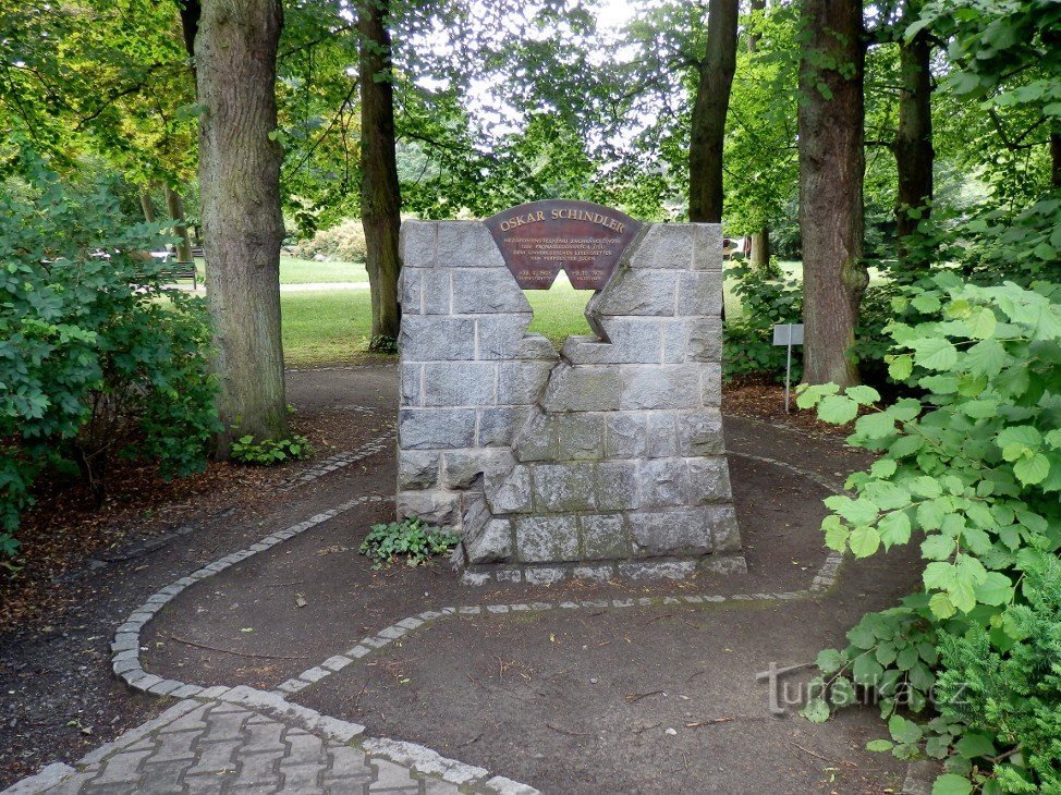 Pomnik na skraju parku