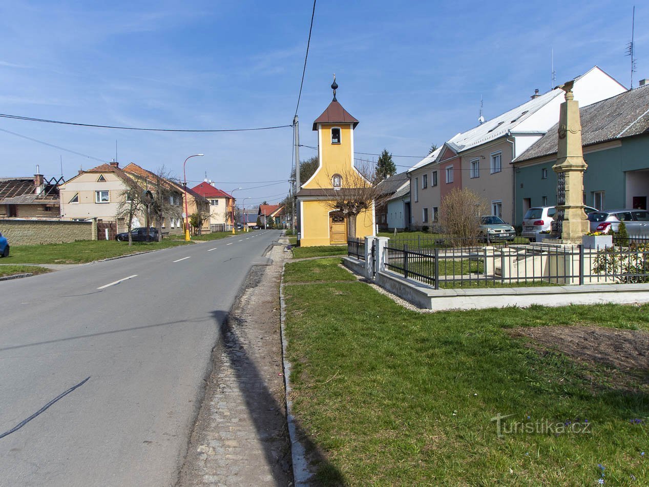 Памятник в деревне возле часовни