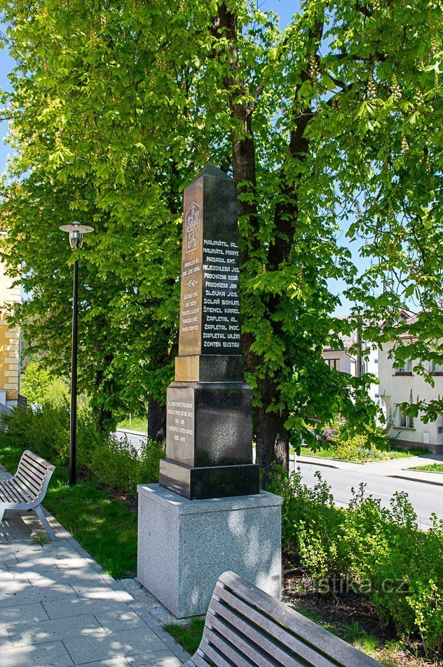 Monument på en ny plats nära parken