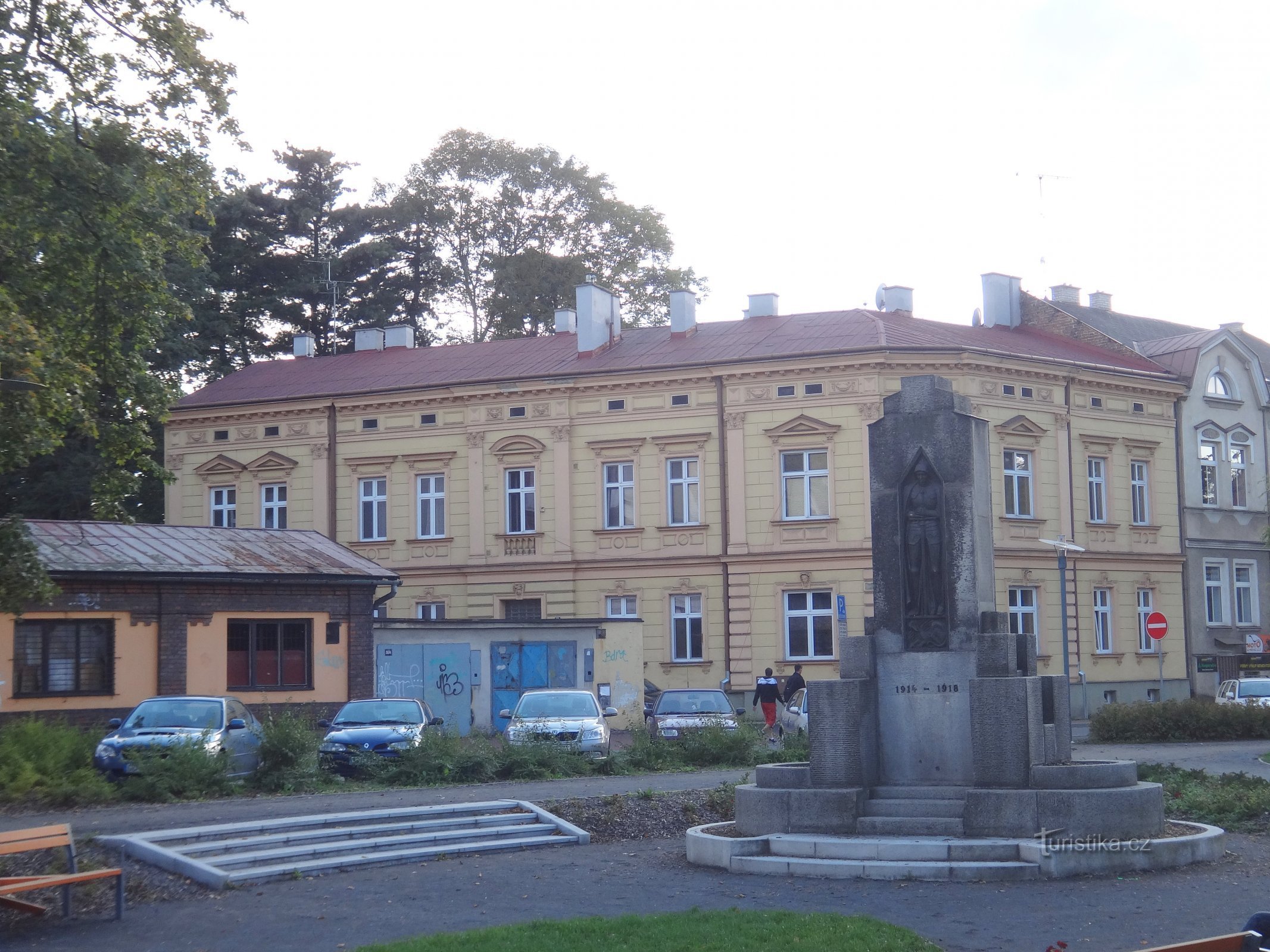 tượng đài bên rìa vườn cây ăn quả Masaryk