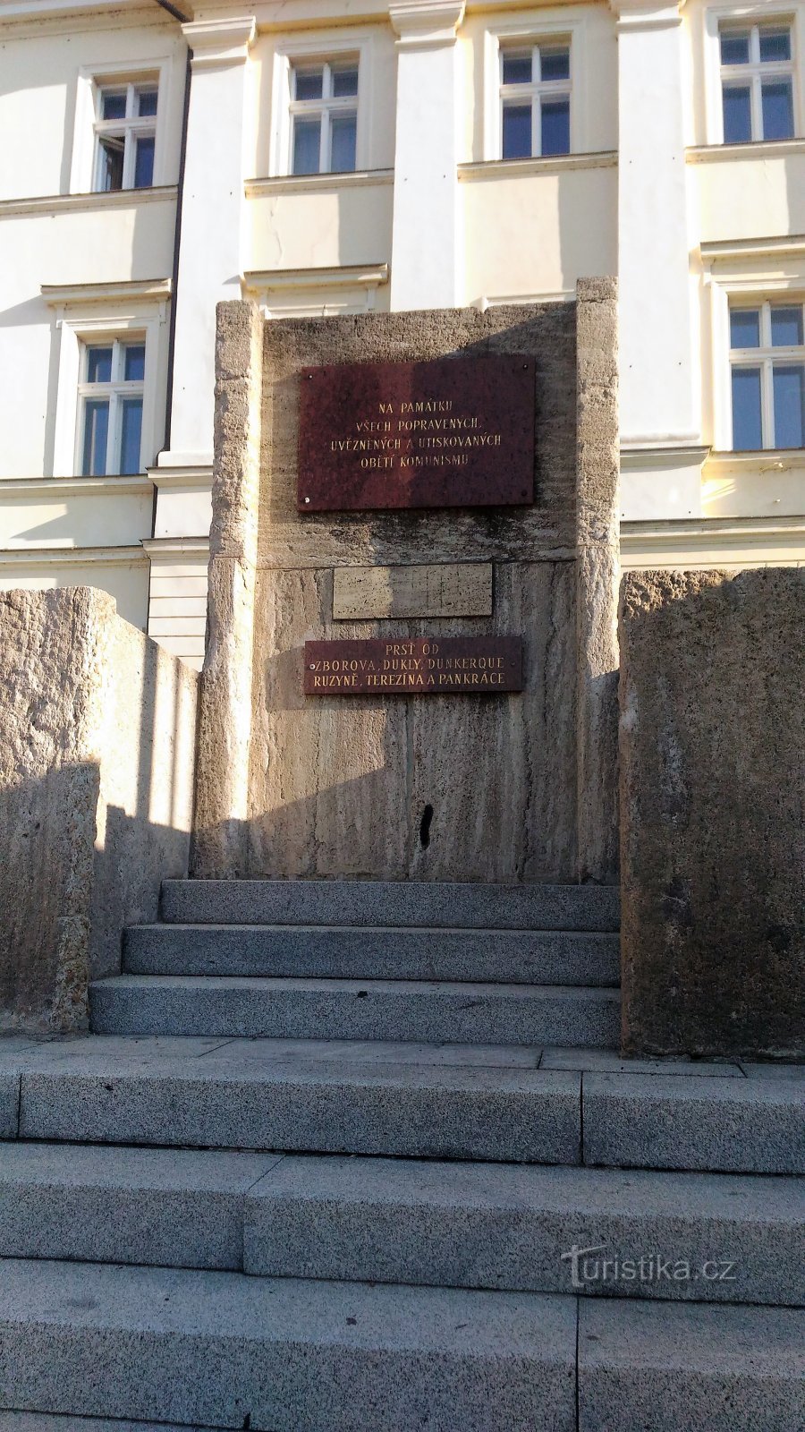 Pomník na schodišti před budovou magistrátu v Teplicích