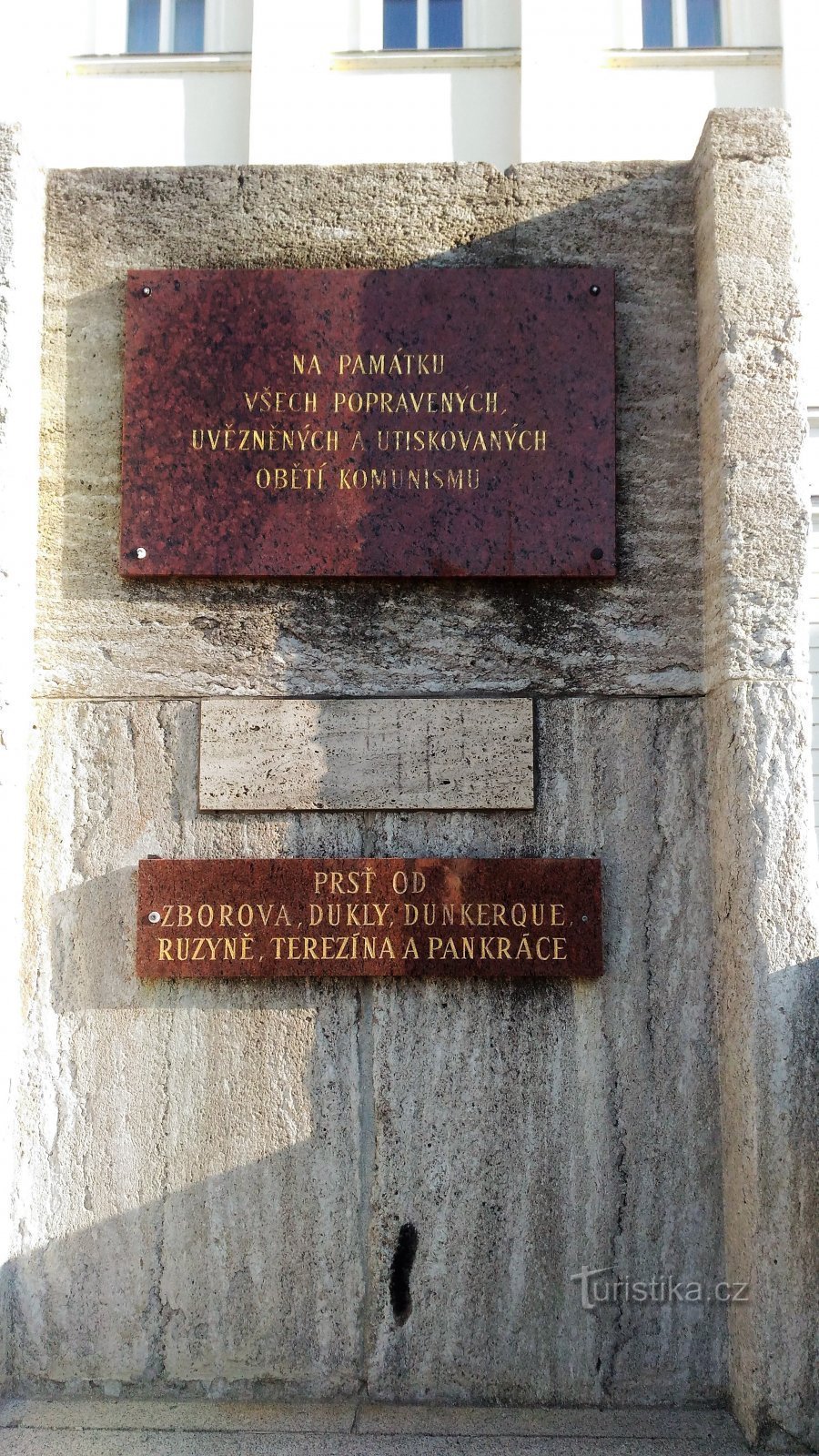 Monument på trappen foran kommunebygningen i Teplice