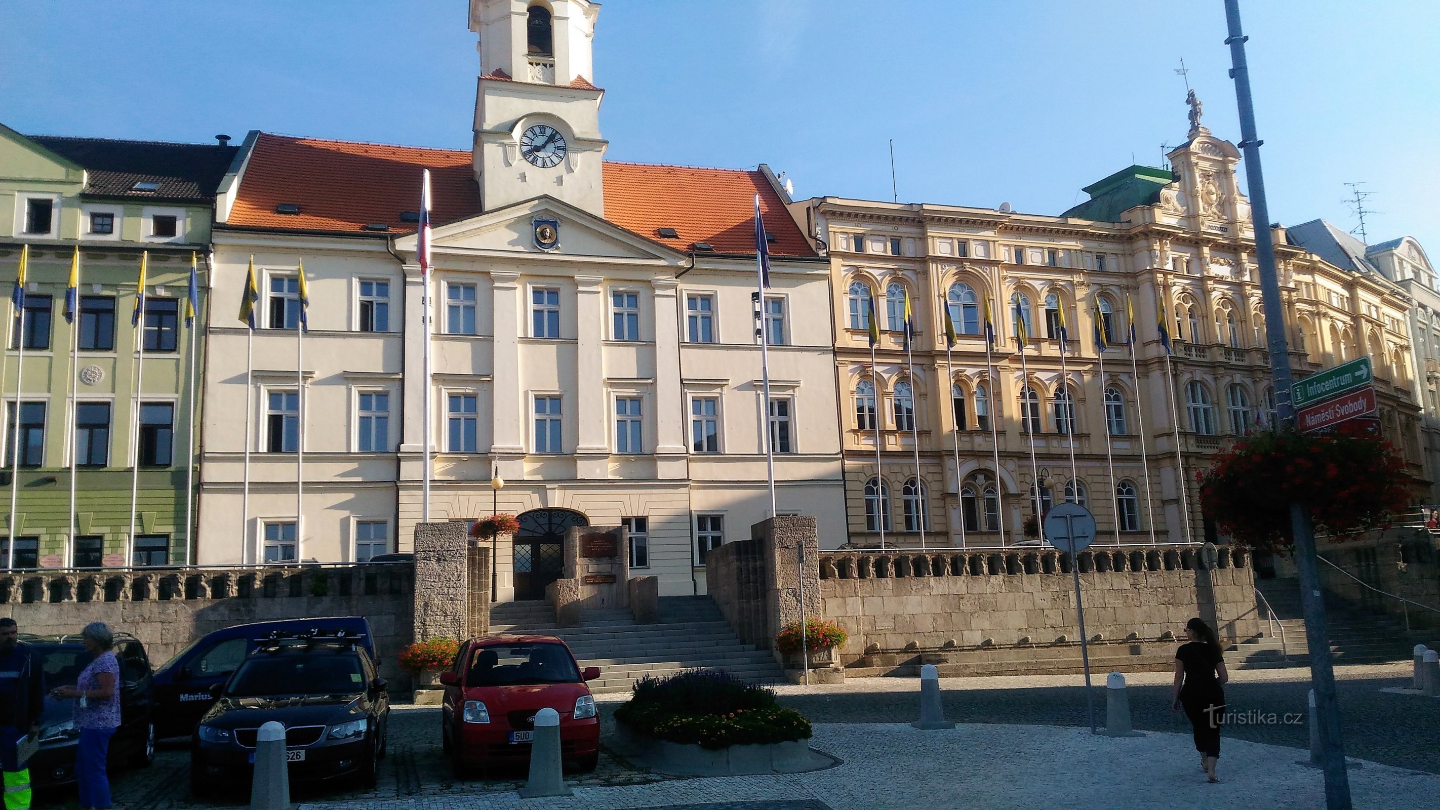 Monument sur l'escalier devant le bâtiment de la municipalité de Teplice