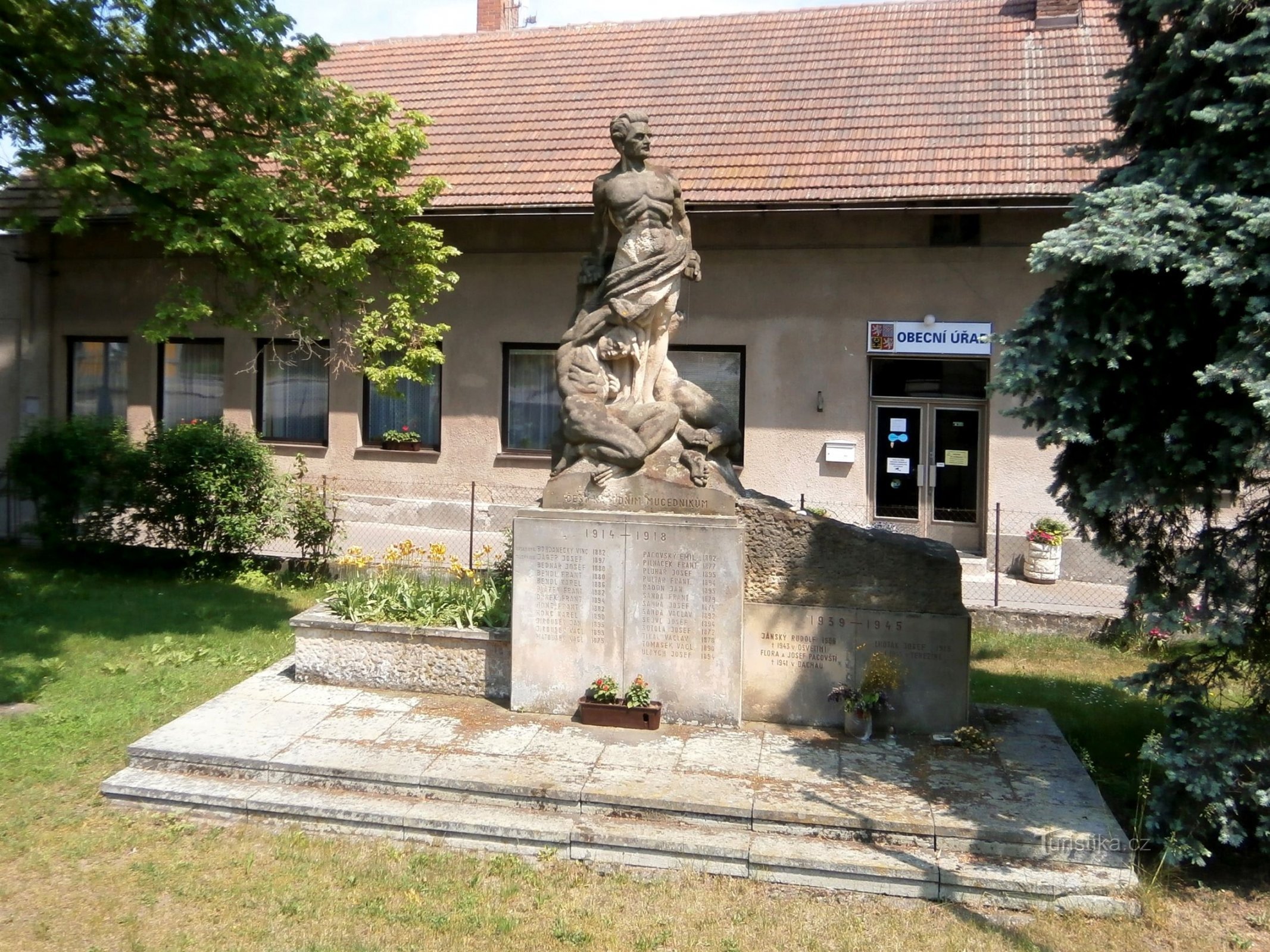 Ensimmäisen ja toisen maailmansodan uhrien muistomerkki (Stěžery, 1)
