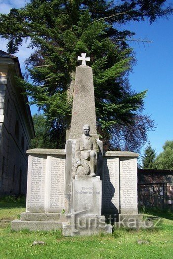 Monument till offren för första världskriget framför kyrkan