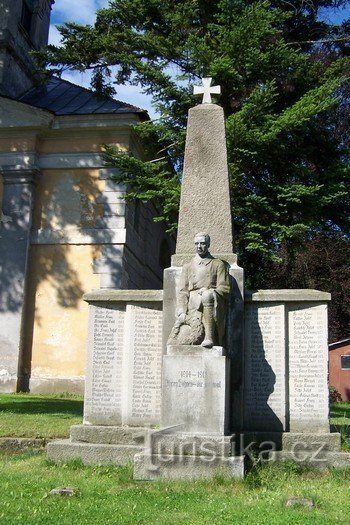 Monumento às vítimas da 1ª Guerra Mundial em frente à igreja