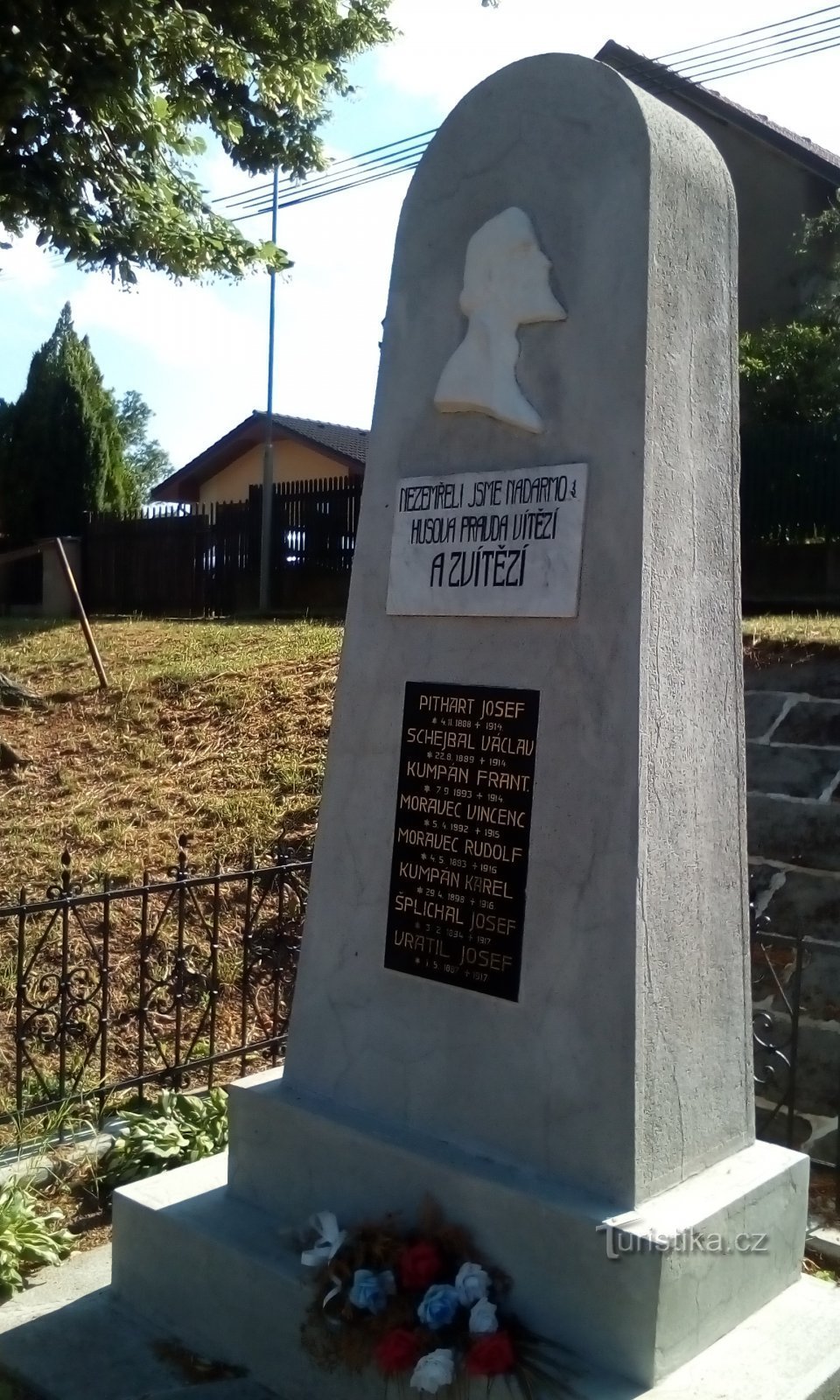 第一次世界大战受害者纪念碑在 Drozdice (Pardubice)