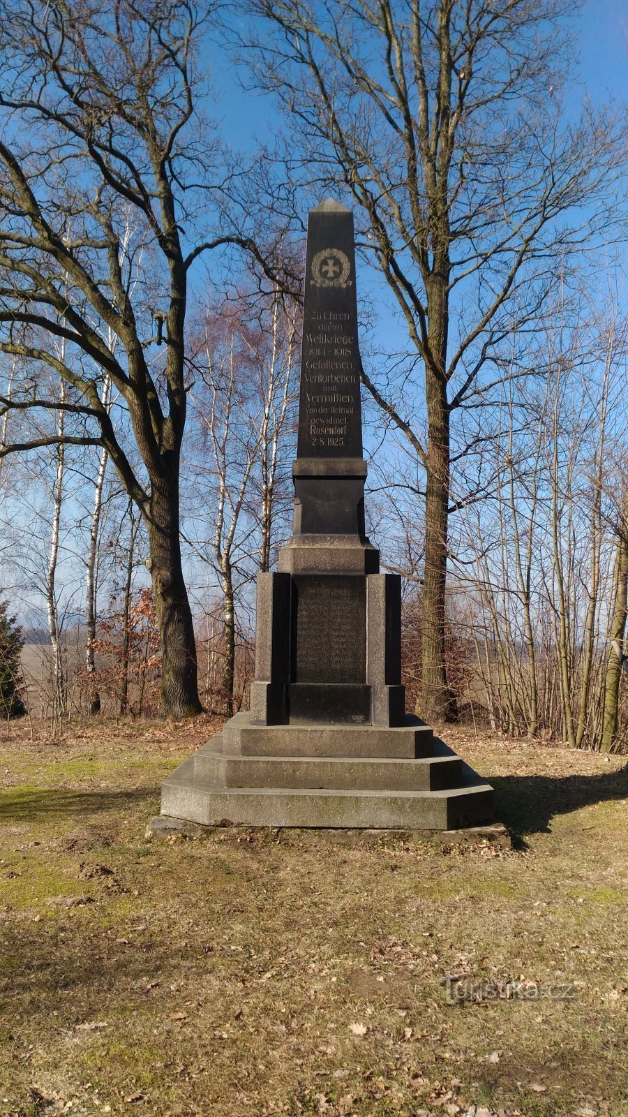 Monumento a las víctimas de la Primera Guerra Mundial en Růžová.