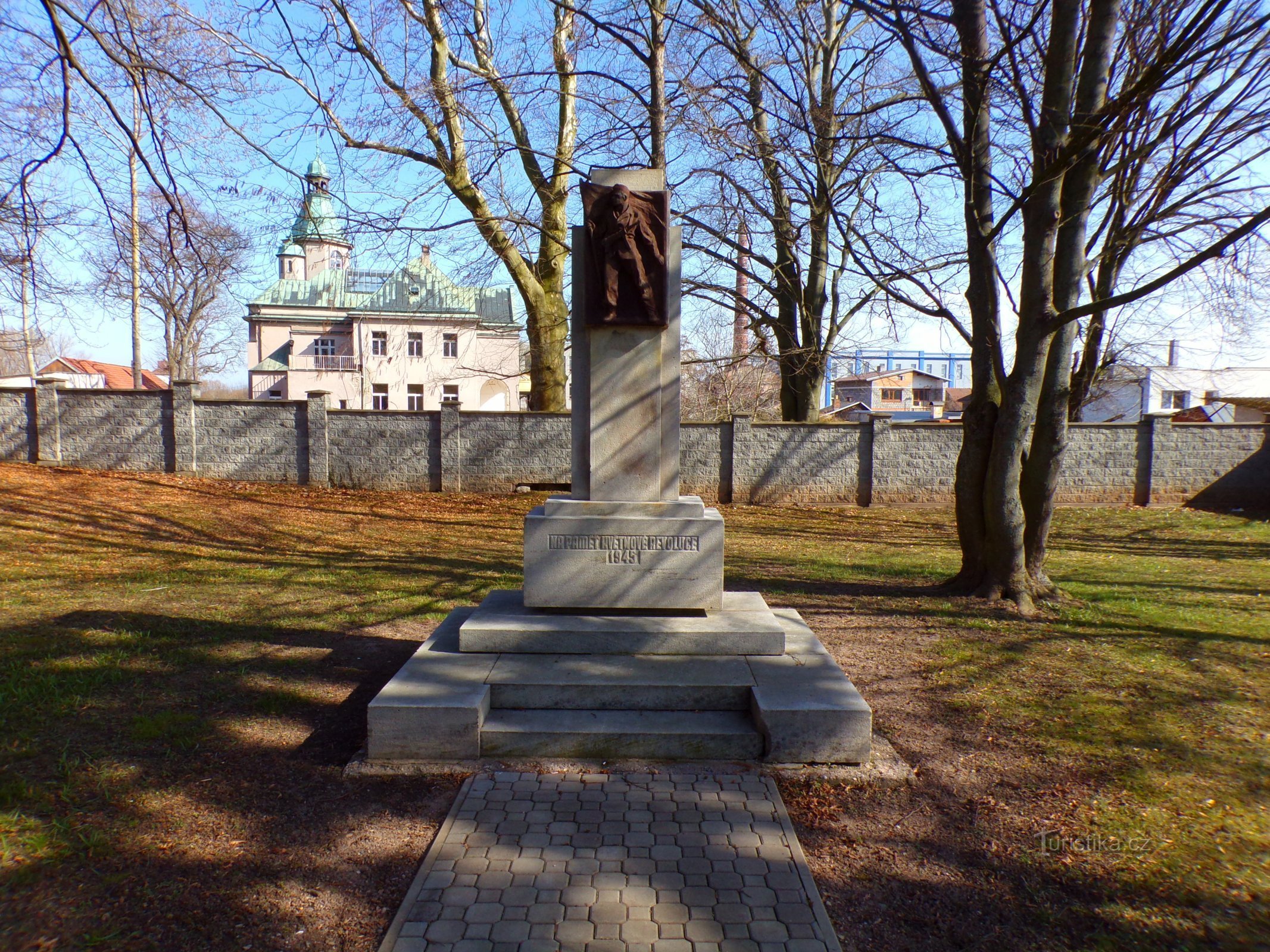 Monument til ofrene for majrevolutionen (Černožice, 20.3.2022)