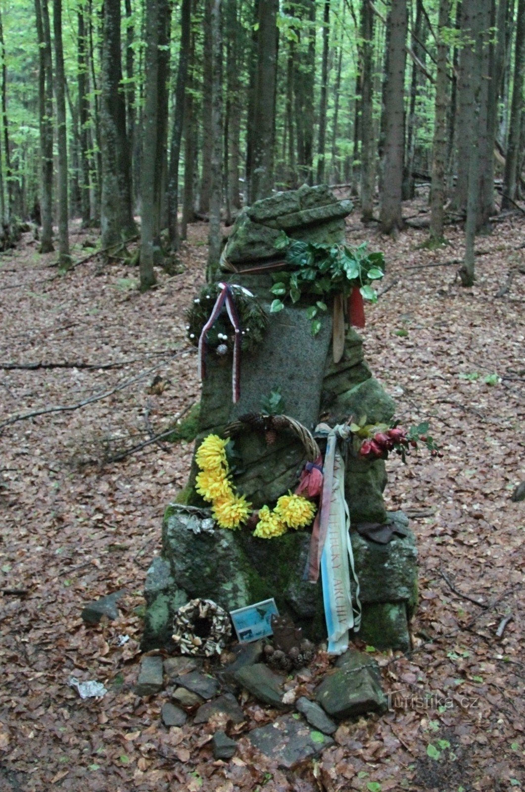 Monumento às vítimas do acidente de avião perto de Zhůří