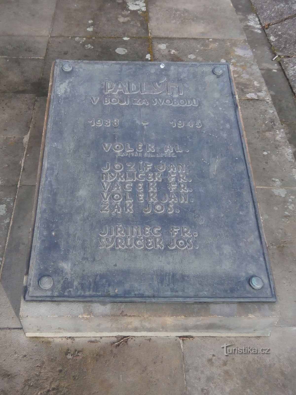 Monumento às vítimas de ambas as guerras mundiais (Opatovice nad Labem, 17.3.2017 de julho de XNUMX)