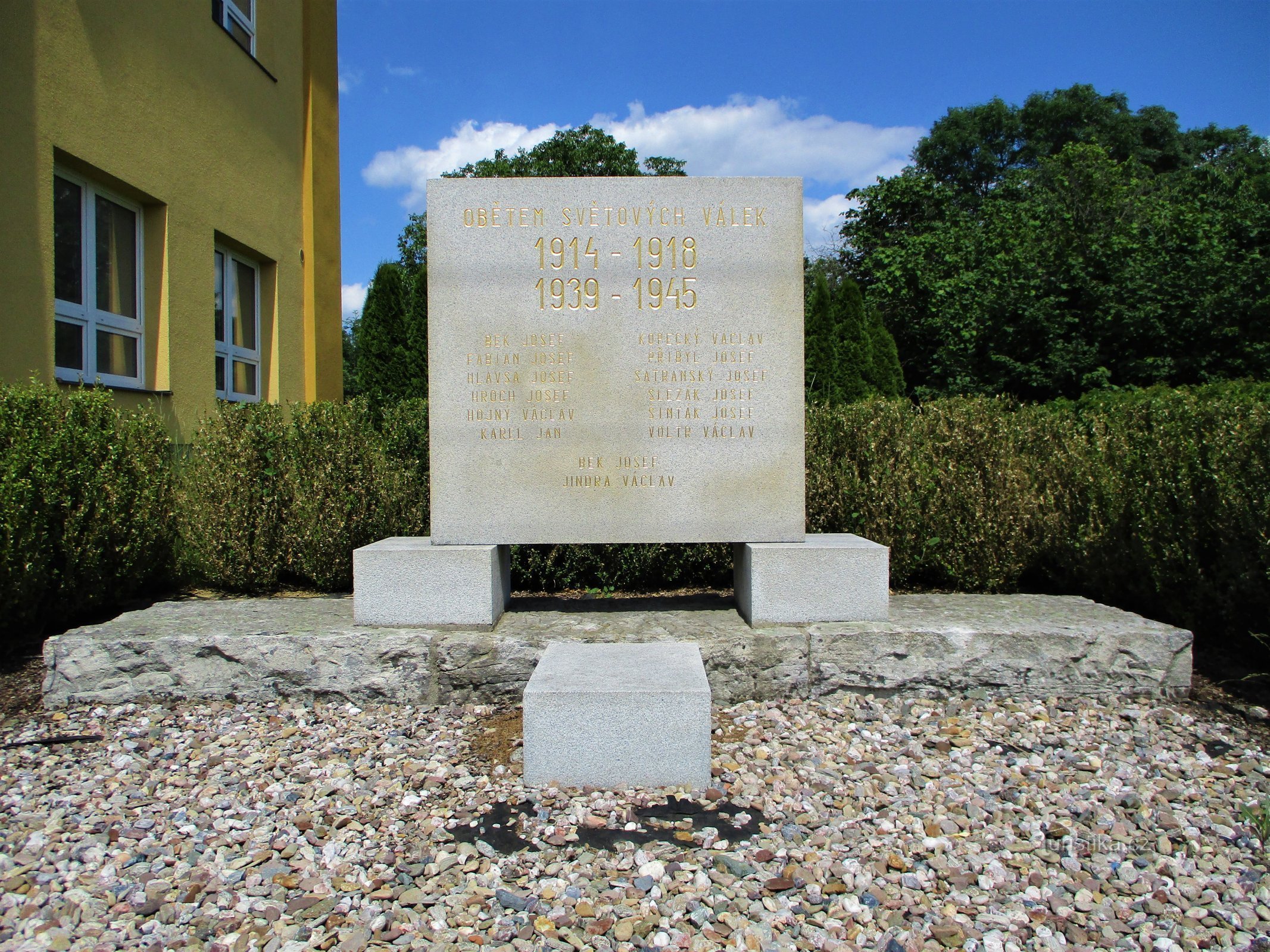A két világháború áldozatainak emlékműve (Výrava, 15.6.2020.)
