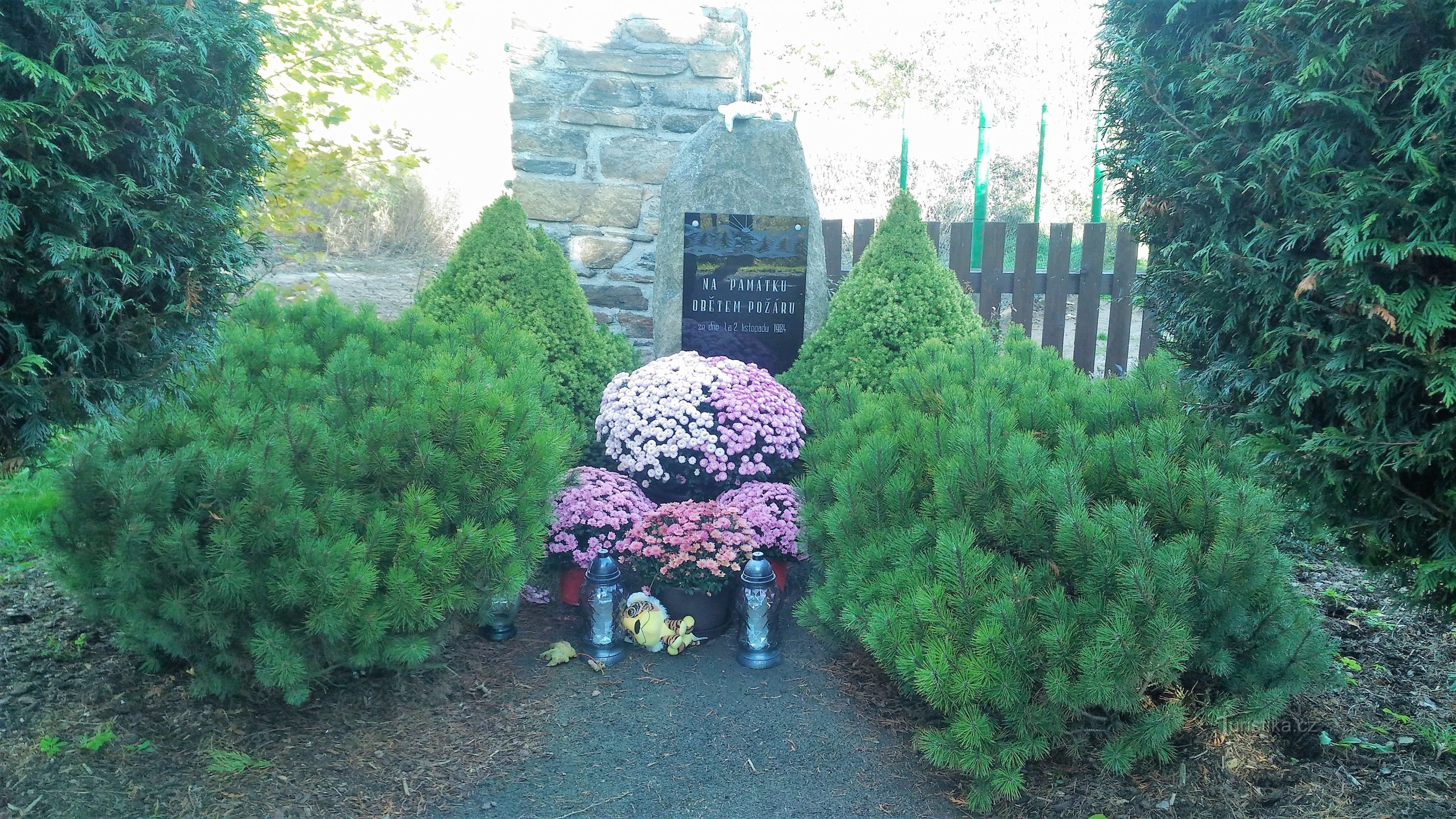 Monumento às vítimas do incêndio em Měděnec.