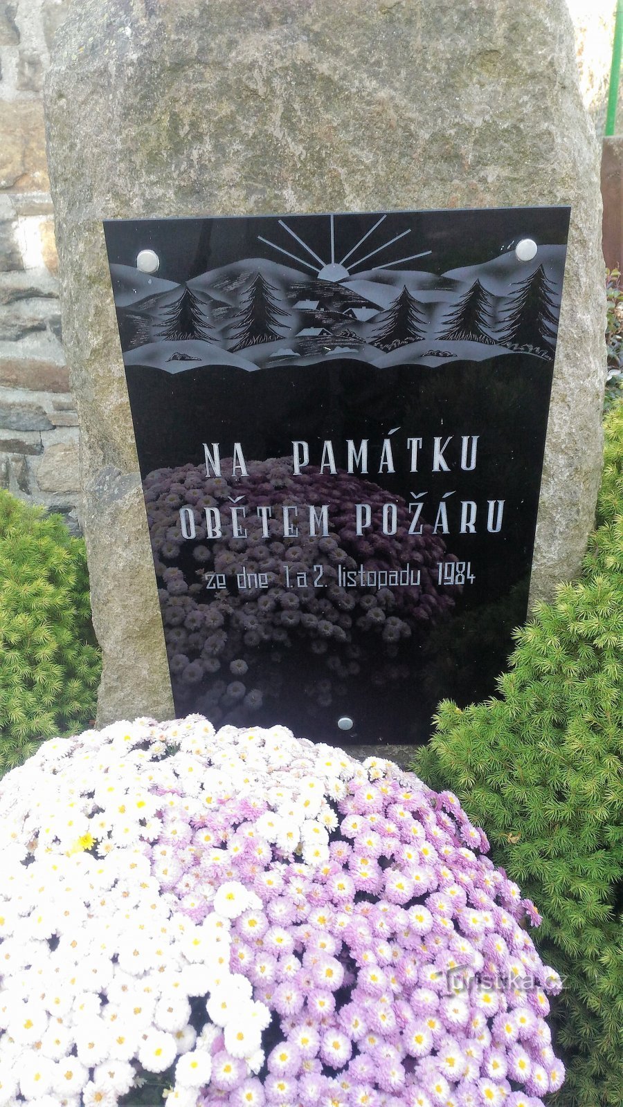Spomenik žrtvama požara u Měděncu.