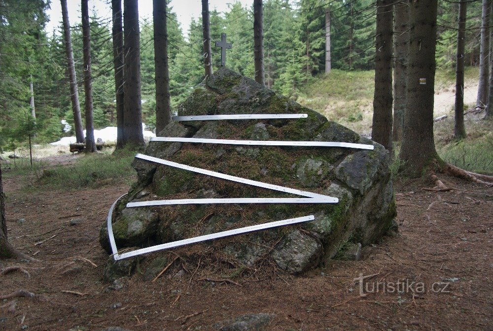 Monumento às vítimas da tragédia no reservatório quebrado (Albrechtice nas montanhas Jizera)